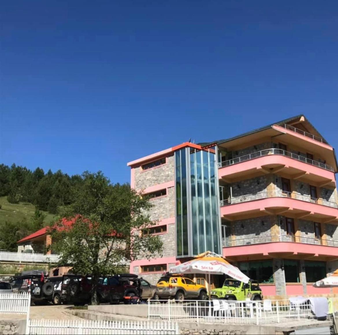 Fushe-Lure Lura Hotel מראה חיצוני תמונה