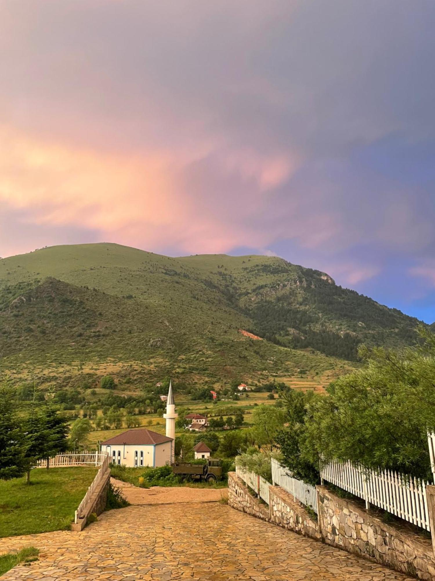 Fushe-Lure Lura Hotel מראה חיצוני תמונה