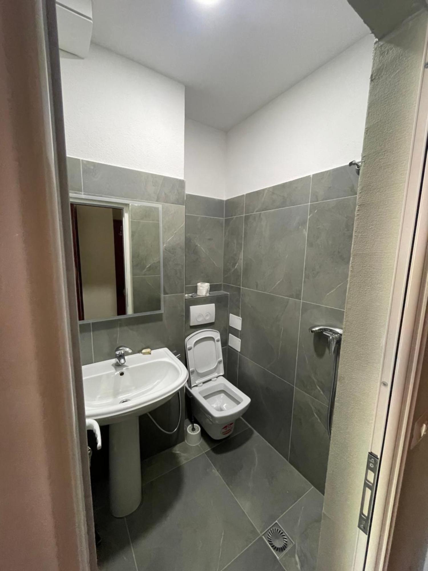 Fushe-Lure Lura Hotel מראה חיצוני תמונה