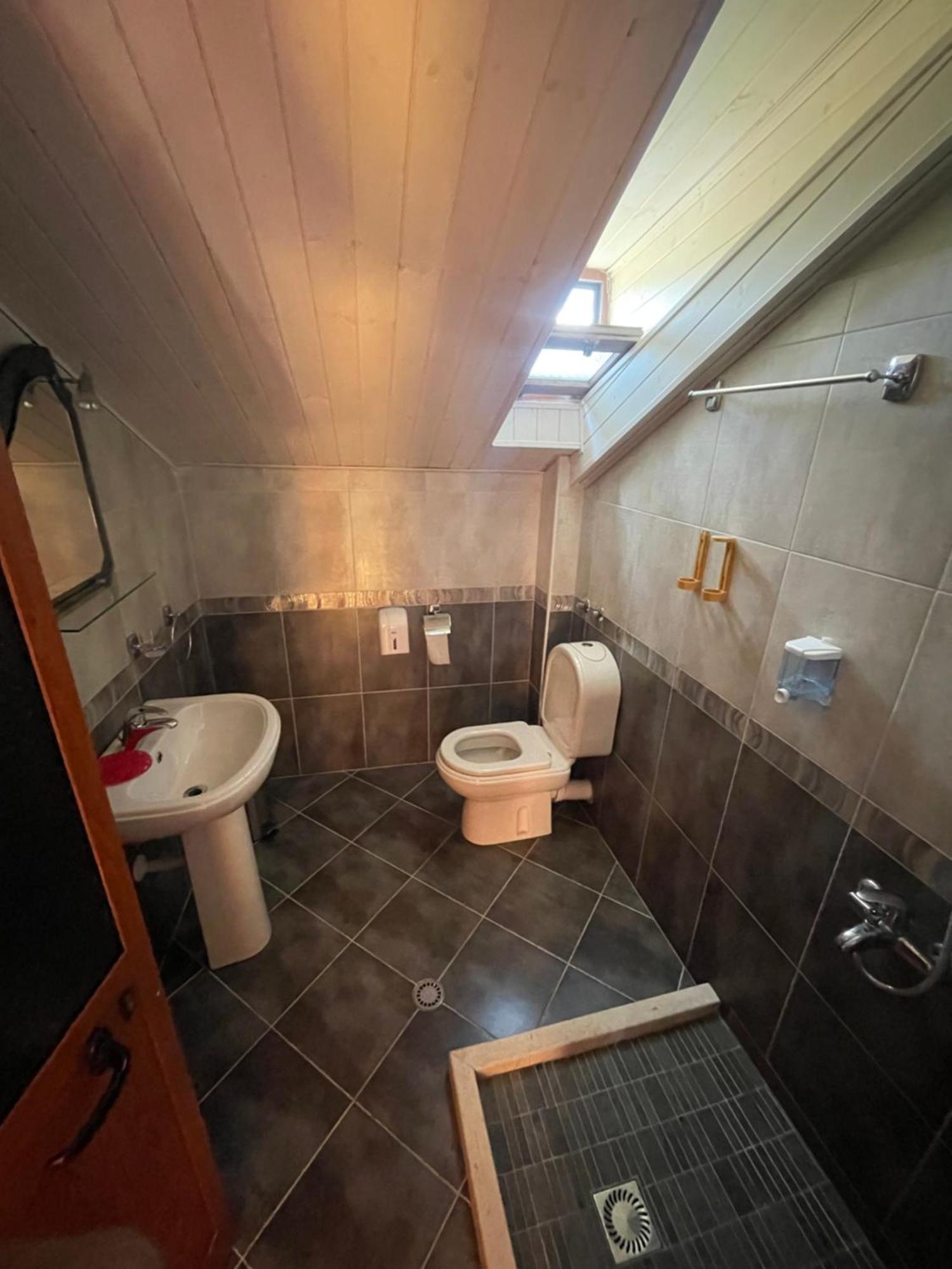 Fushe-Lure Lura Hotel מראה חיצוני תמונה
