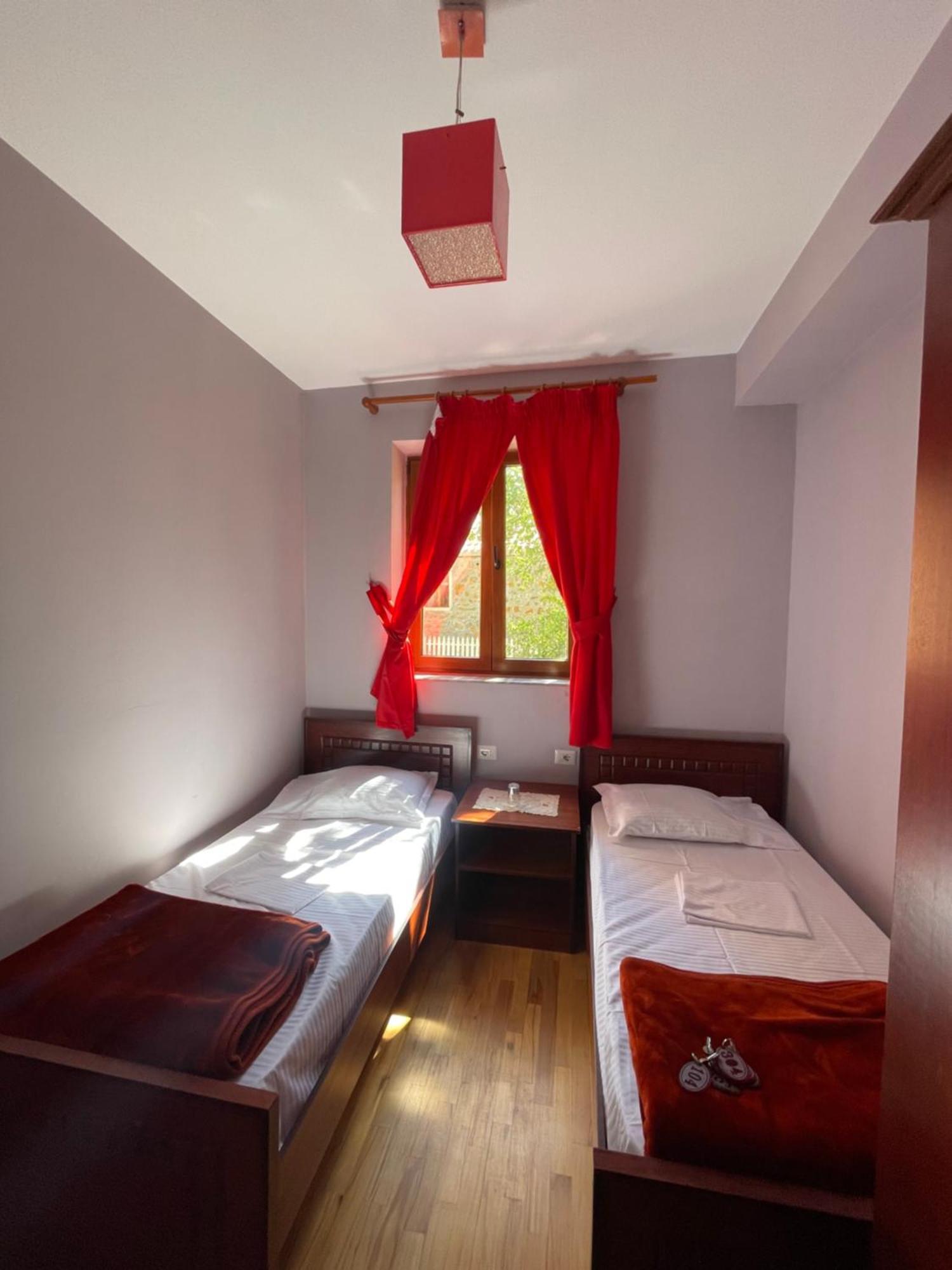 Fushe-Lure Lura Hotel מראה חיצוני תמונה