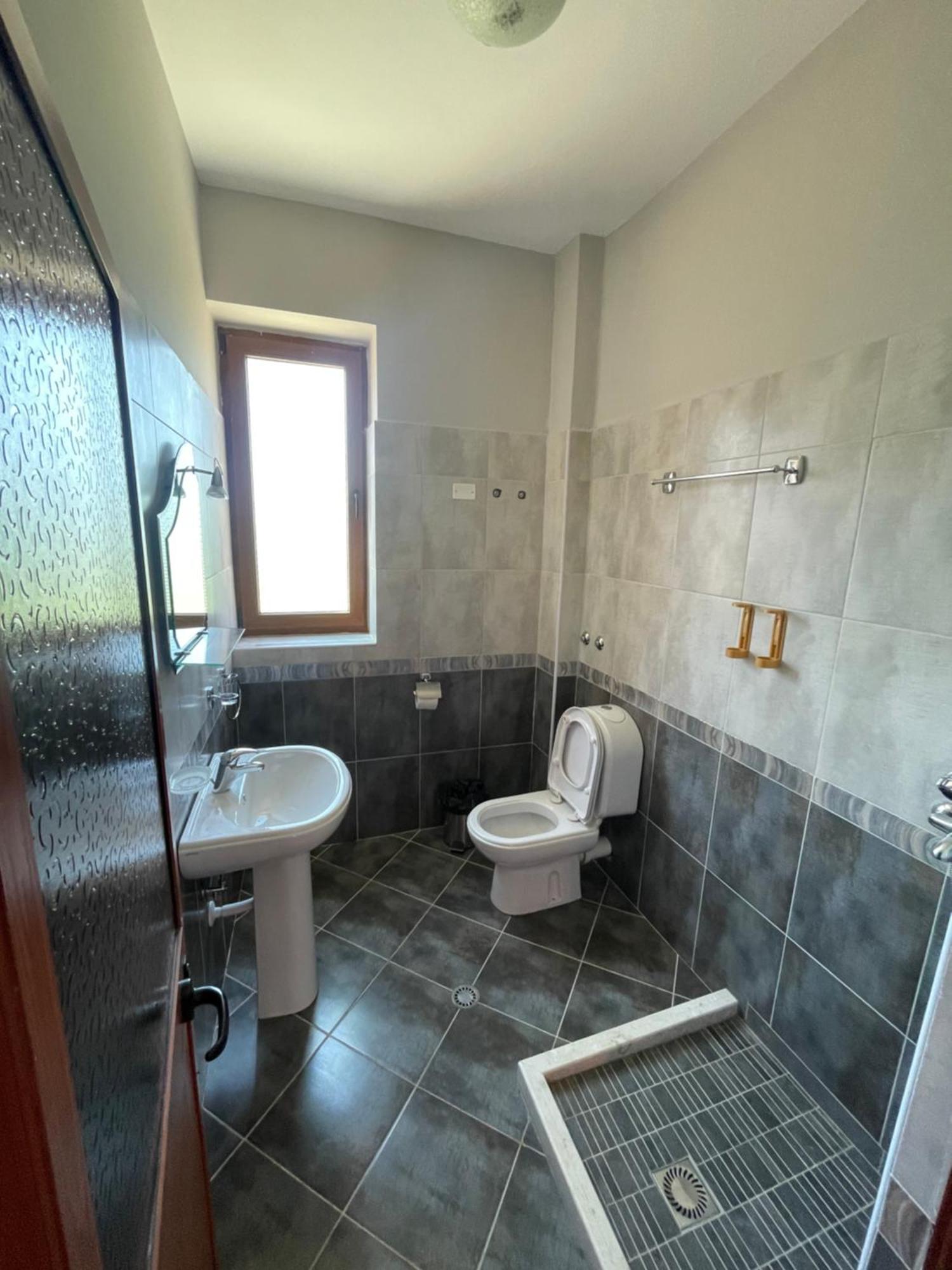 Fushe-Lure Lura Hotel מראה חיצוני תמונה