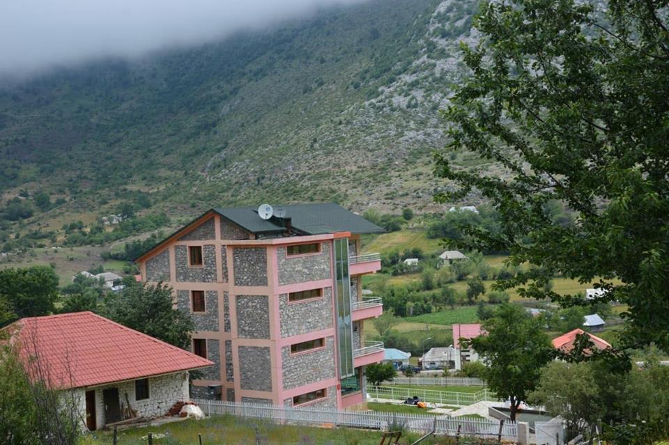 Fushe-Lure Lura Hotel מראה חיצוני תמונה